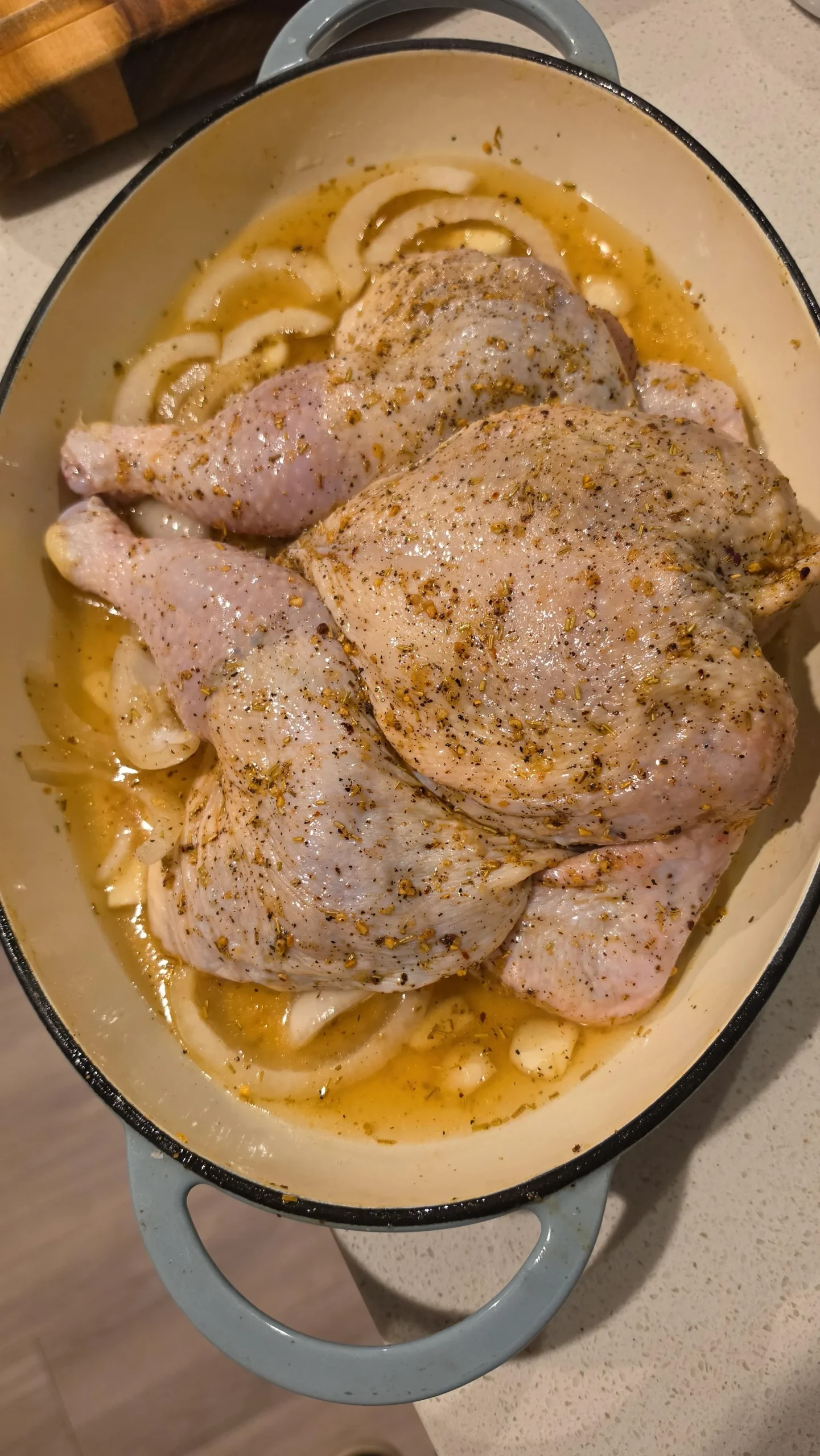 Pollo aperto a libro: togli la spina dorsale e guadagni mezz'ora di forno (più un brodo in regalo)