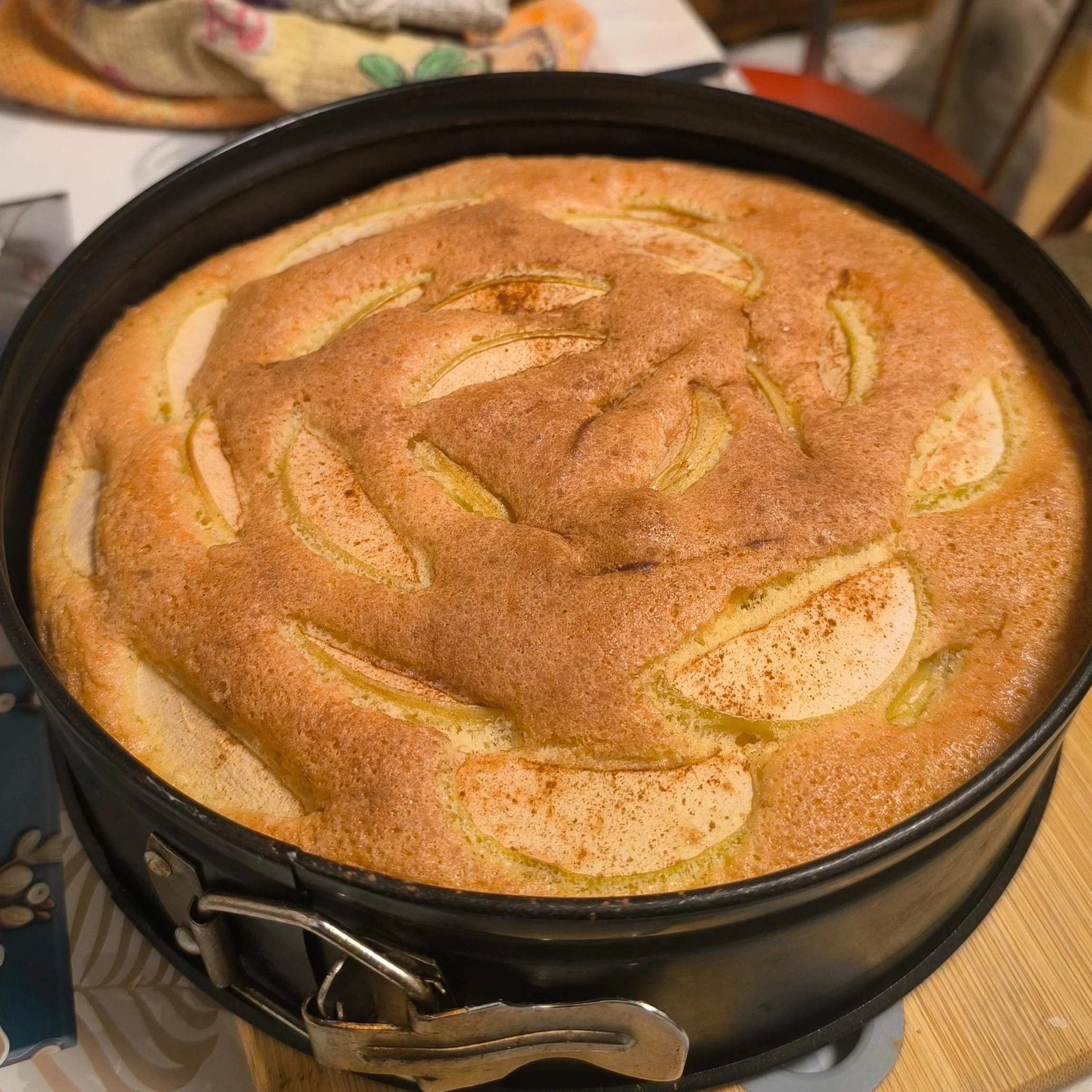Sharlotka: la torta di mele che sale senza burro né lievito (e se le mele affondano, le uova ti spiegano perché)