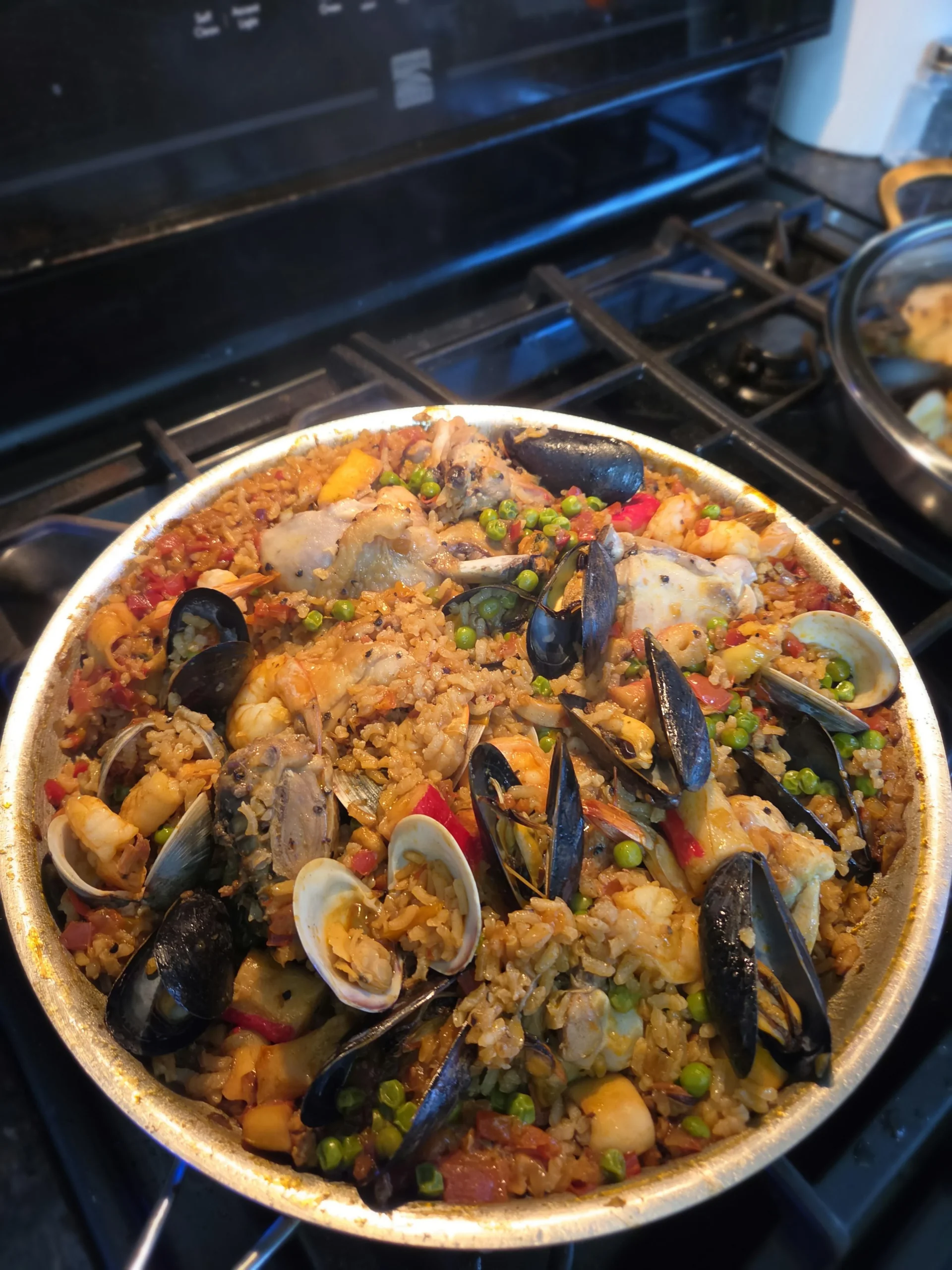 Socarrat della paella: la crosta sul fondo si riconosce con l'orecchio, non con gli occhi
