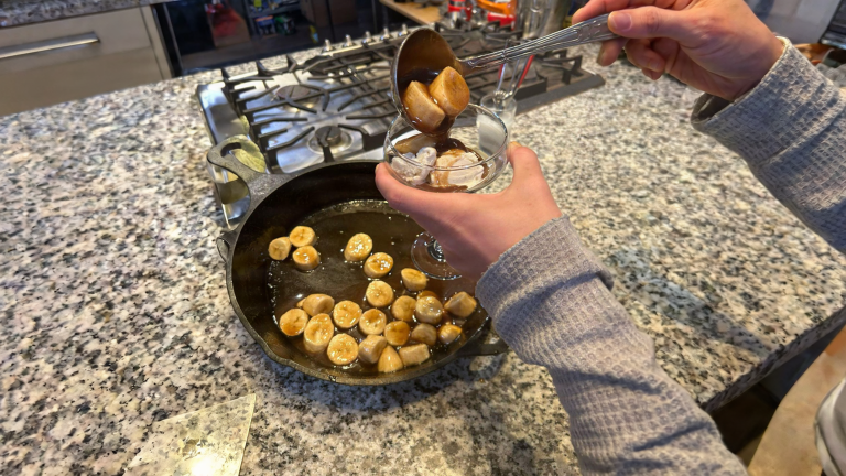 Banane flambé: la fiamma non brucia l'alcol come pensi. Cosa succede davvero in padella