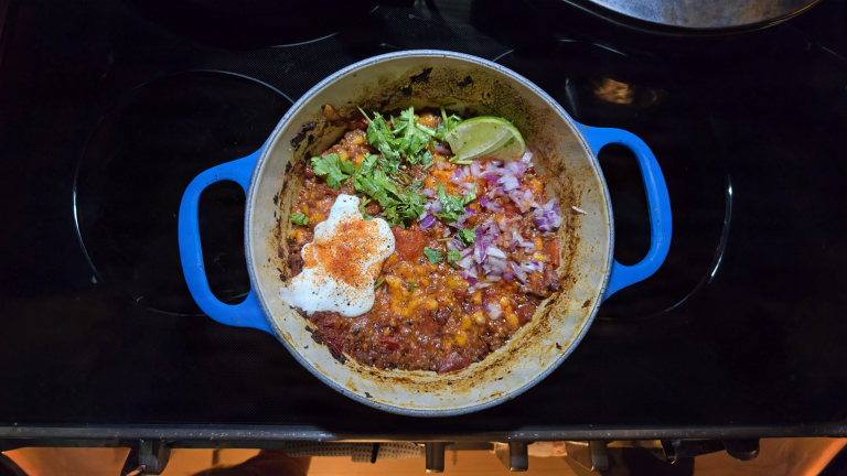 Chili con carne ricetta originale: perché in Texas i fagioli non si mettono e come si fa il vero bowl of red