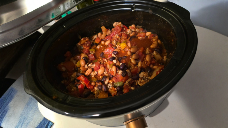 Fagioli duri nel chili anche dopo ore di cottura? Il colpevole non è il sale, è il pomodoro