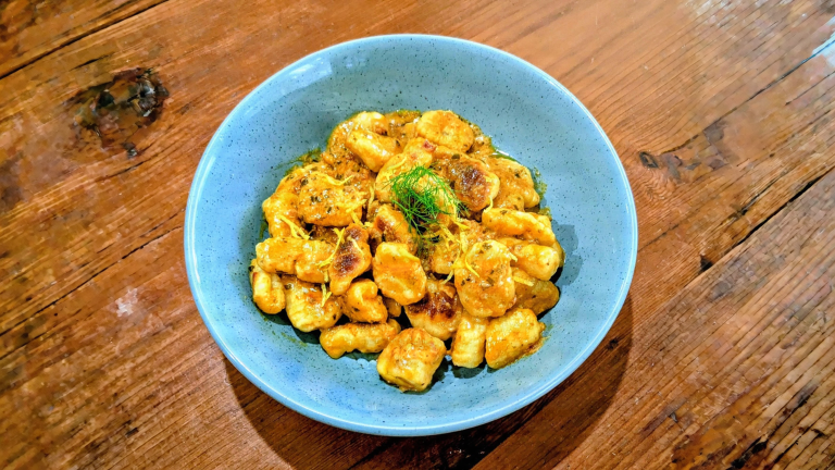 Gnocchi in padella senza bollirli: il trucco degli avanzi che li rende croccanti fuori e morbidi dentro