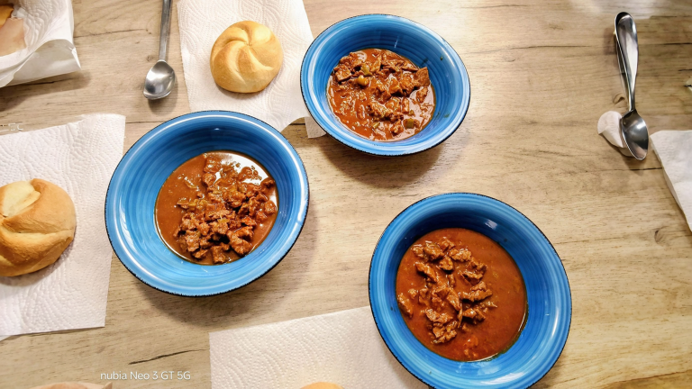 Gulasch amaro? La paprika va messa a fuoco spento: i 130 gradi che rovinano tutto