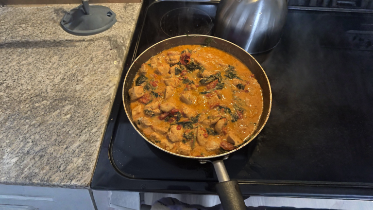 Il pollo alla toscana che in Toscana non ha mai cucinato nessuno: chi lo ha inventato e perché funziona lo stesso