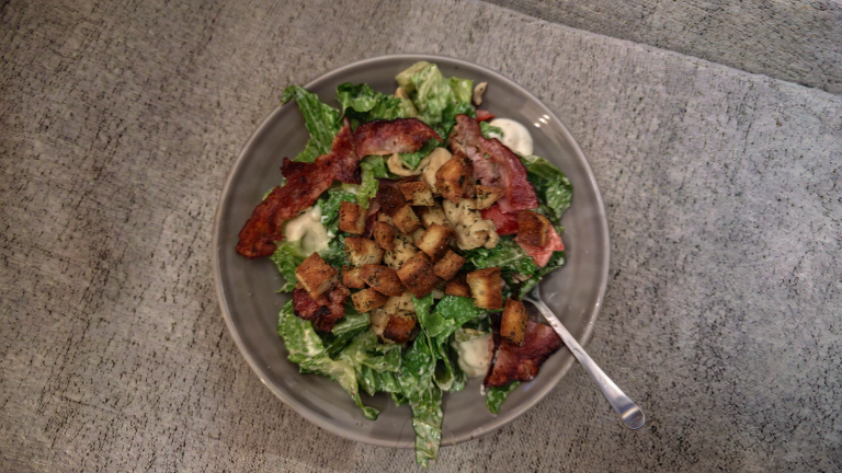 Insalata Caesar: nata in Messico senza acciughe e quell uovo scottato un minuto che regge tutta la salsa