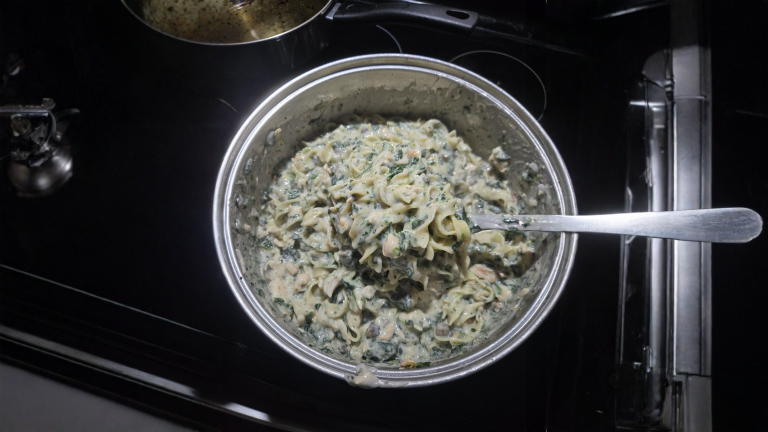 Pasta pronta per tutta la settimana: il rischio vero non è la muffa ma una spora che resiste alla bollitura