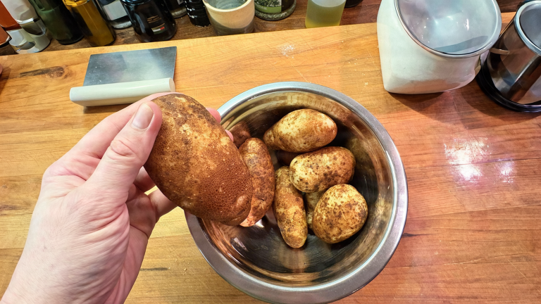 Patate germogliate si possono mangiare? La prova dei 5 minuti per capire quali salvare e quali buttare