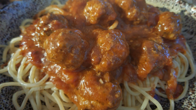 Polpette al sugo morbide: il segreto del pane bagnato nel latte non è risparmiare carne