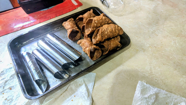 Scorza di cannolo croccante: perché fa le bolle nell'olio e come evitare che si ammolli