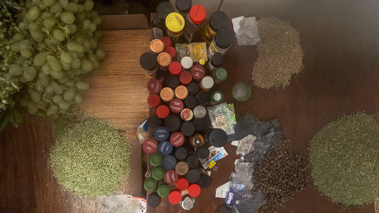 Spezie in cucina: il metodo giusto per ordinarle (e perché l'ordine alfabetico non funziona)