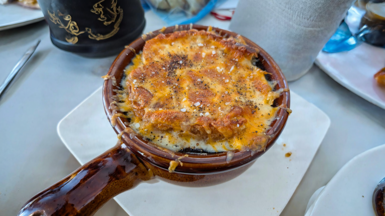 Zuppa di cipolle francese: perché le cipolle vogliono un'ora per caramellare (e le ricette da 10 minuti mentono)