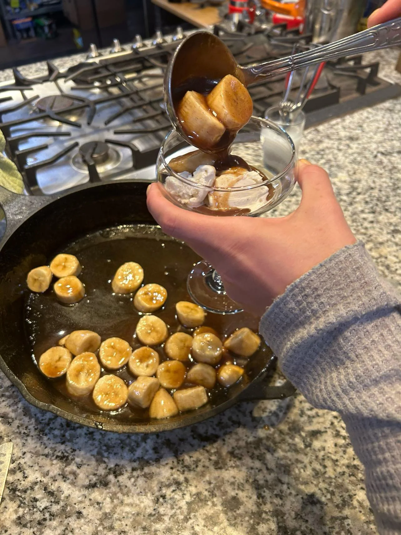 Banane flambé: la fiamma non brucia l'alcol come pensi. Cosa succede davvero in padella