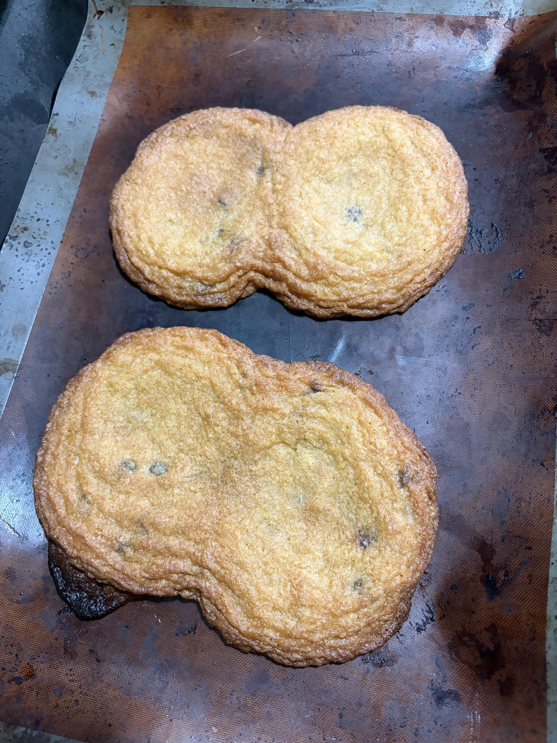 Biscotti saldati in un'unica frittella: non è colpa dello spazio, è il burro che corre più veloce dell'impasto