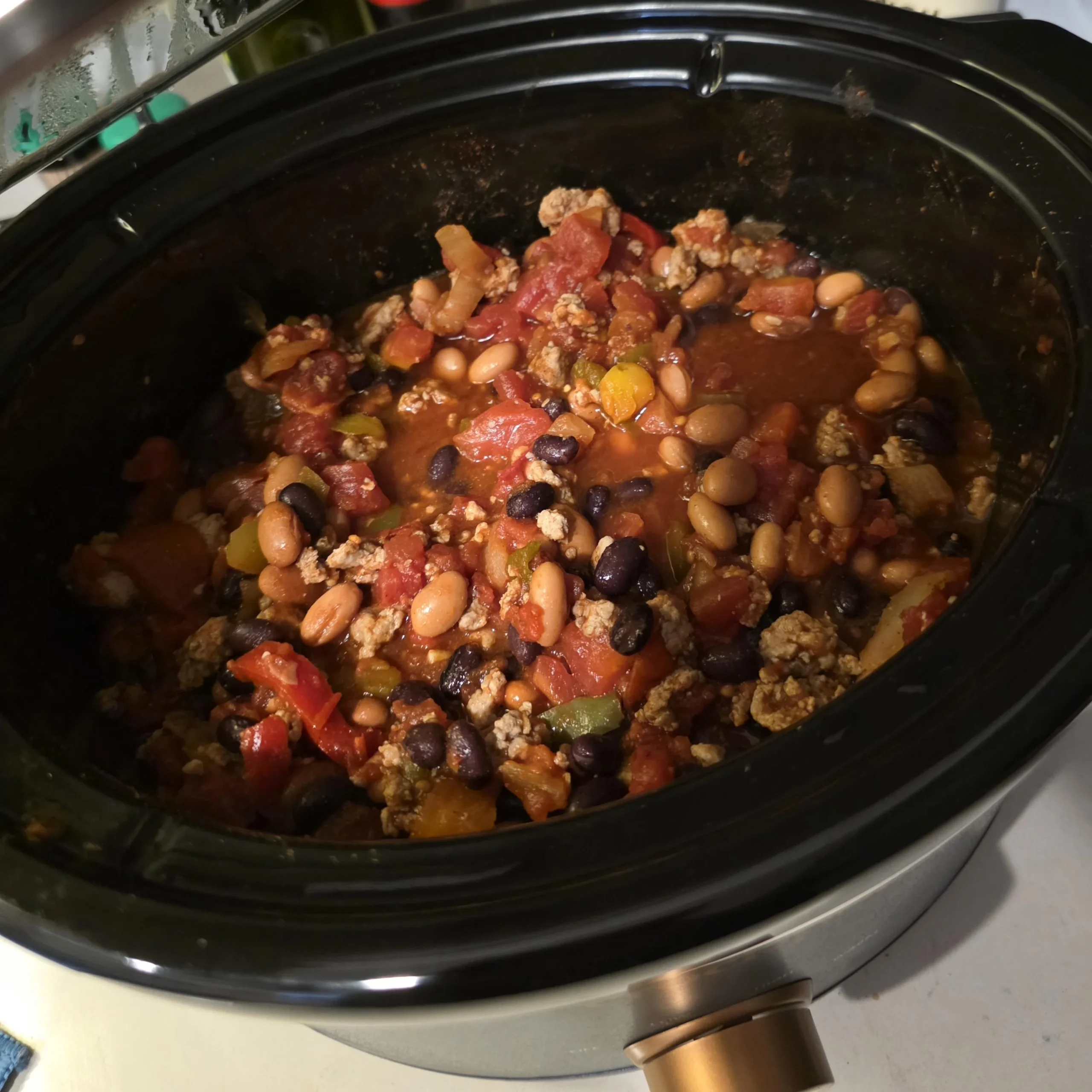 Fagioli duri nel chili anche dopo ore di cottura? Il colpevole non è il sale, è il pomodoro