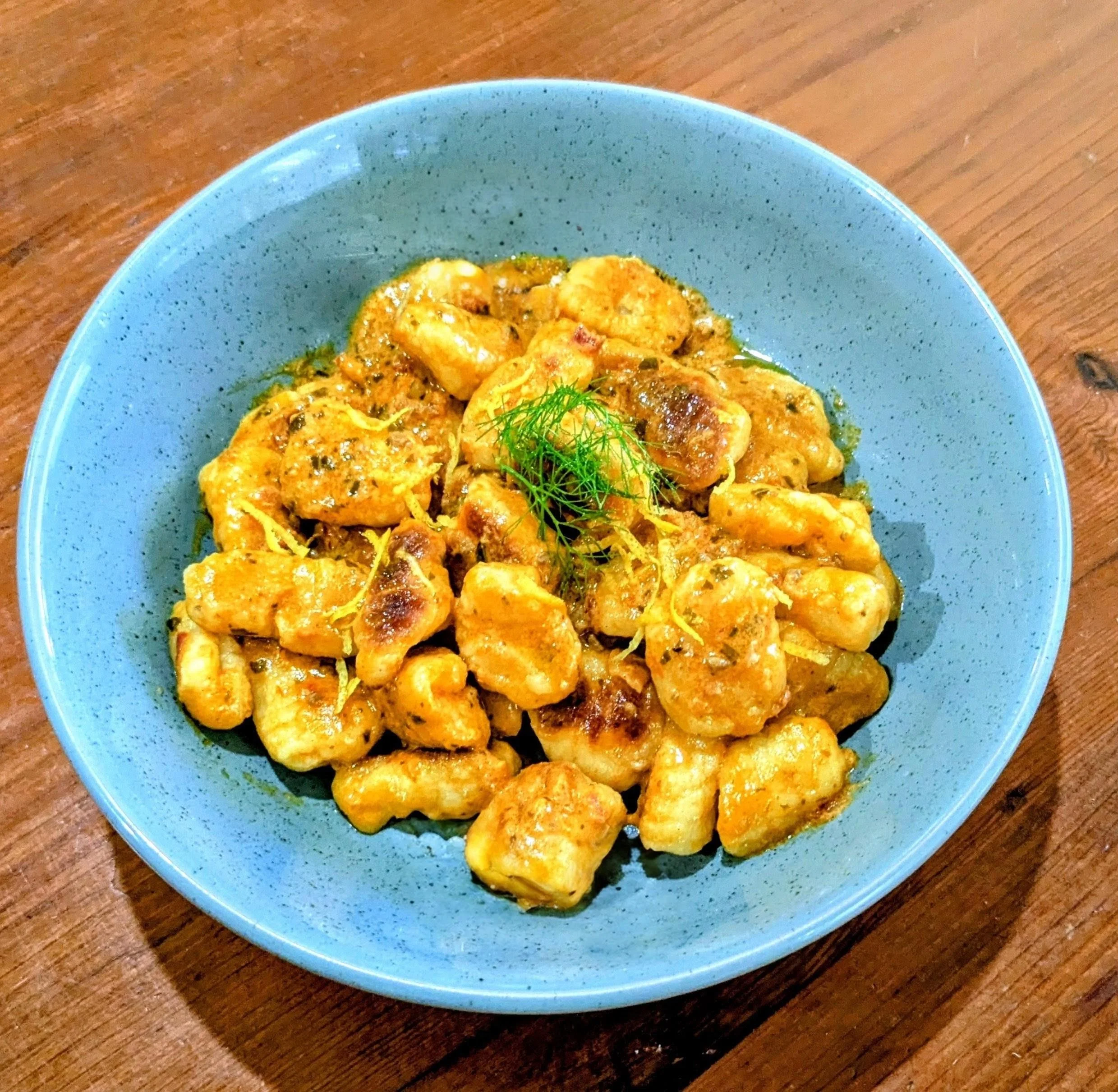Gnocchi in padella senza bollirli: il trucco degli avanzi che li rende croccanti fuori e morbidi dentro