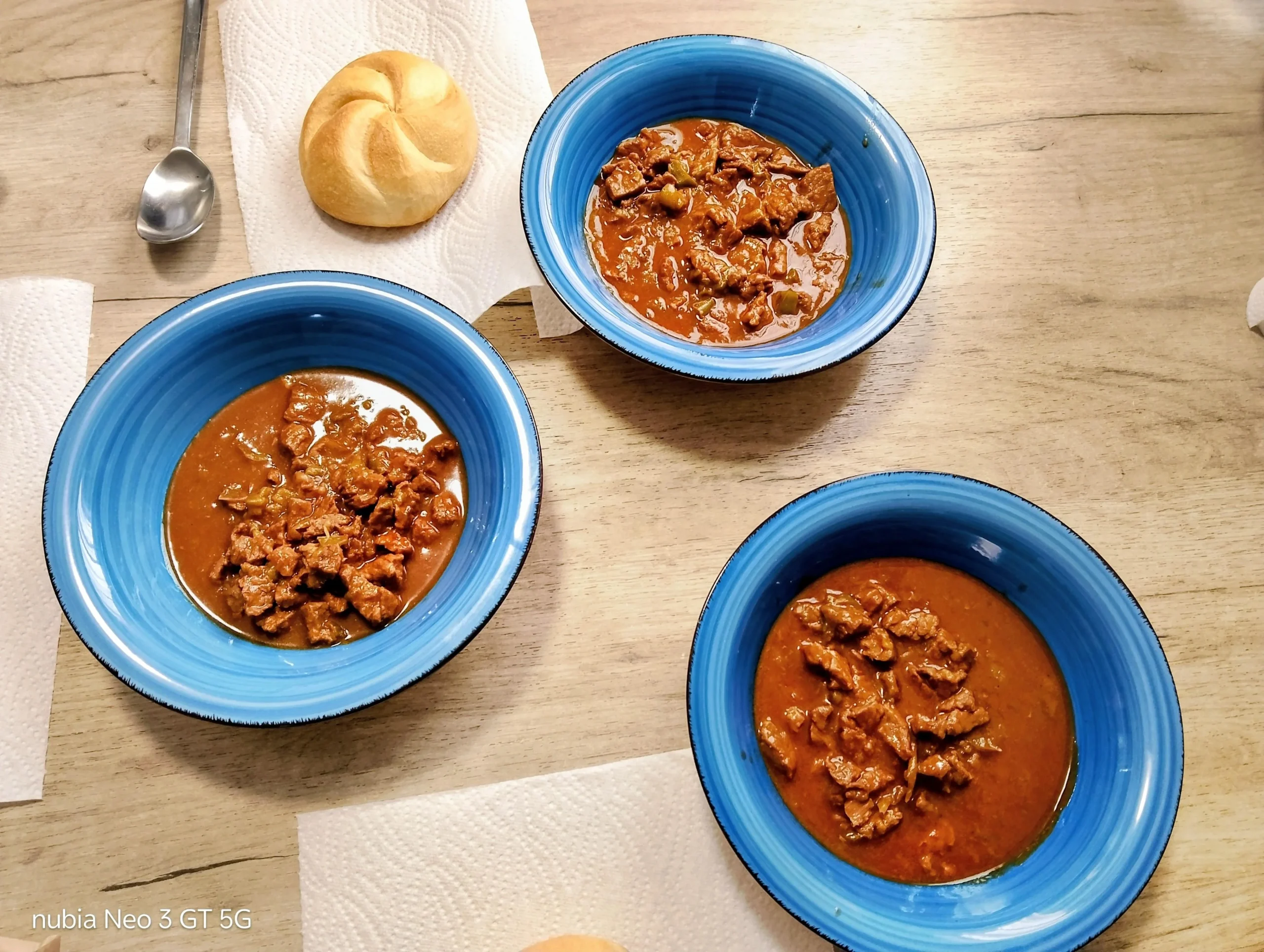 Gulasch amaro? La paprika va messa a fuoco spento: i 130 gradi che rovinano tutto