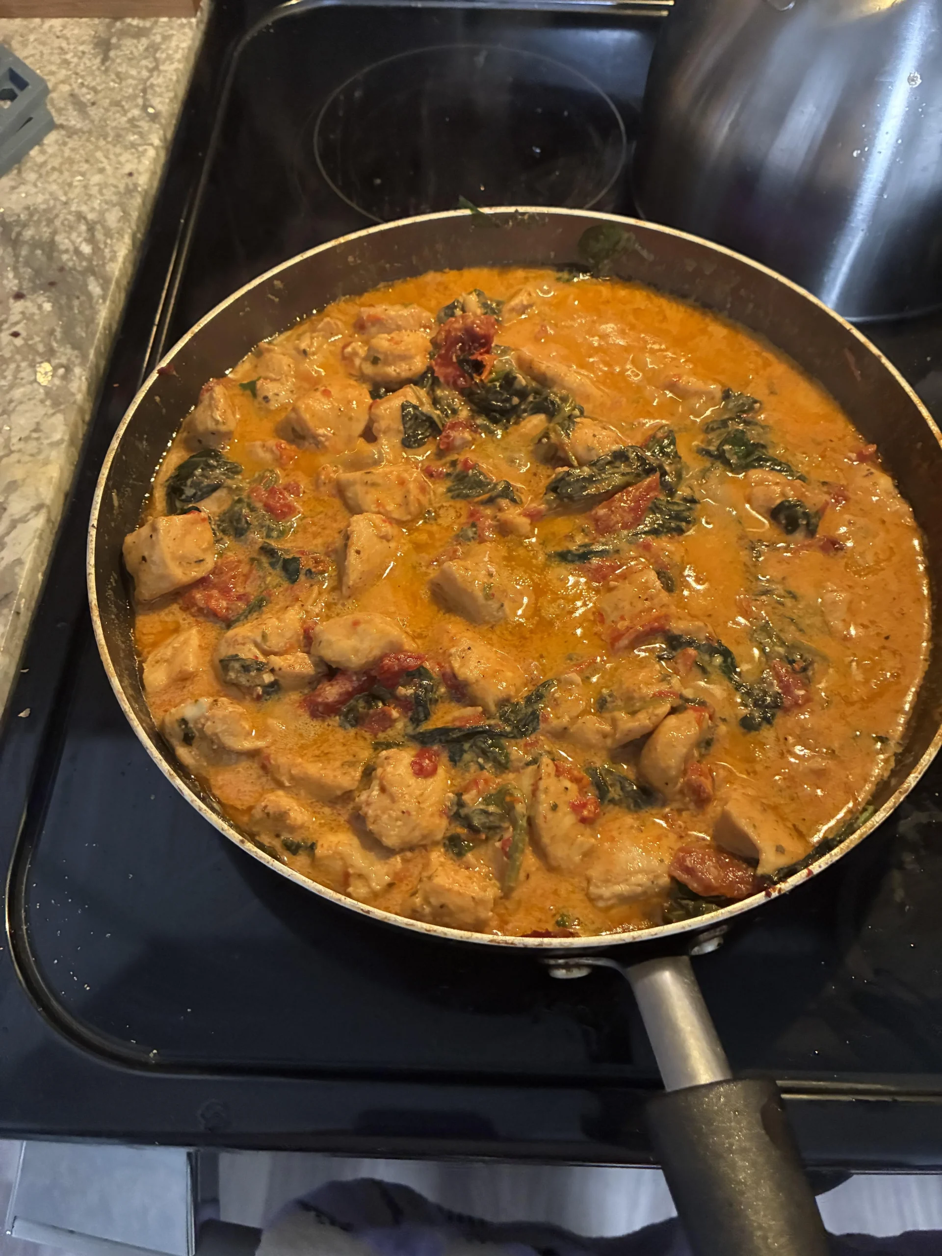 Il pollo alla toscana che in Toscana non ha mai cucinato nessuno: chi lo ha inventato e perché funziona lo stesso