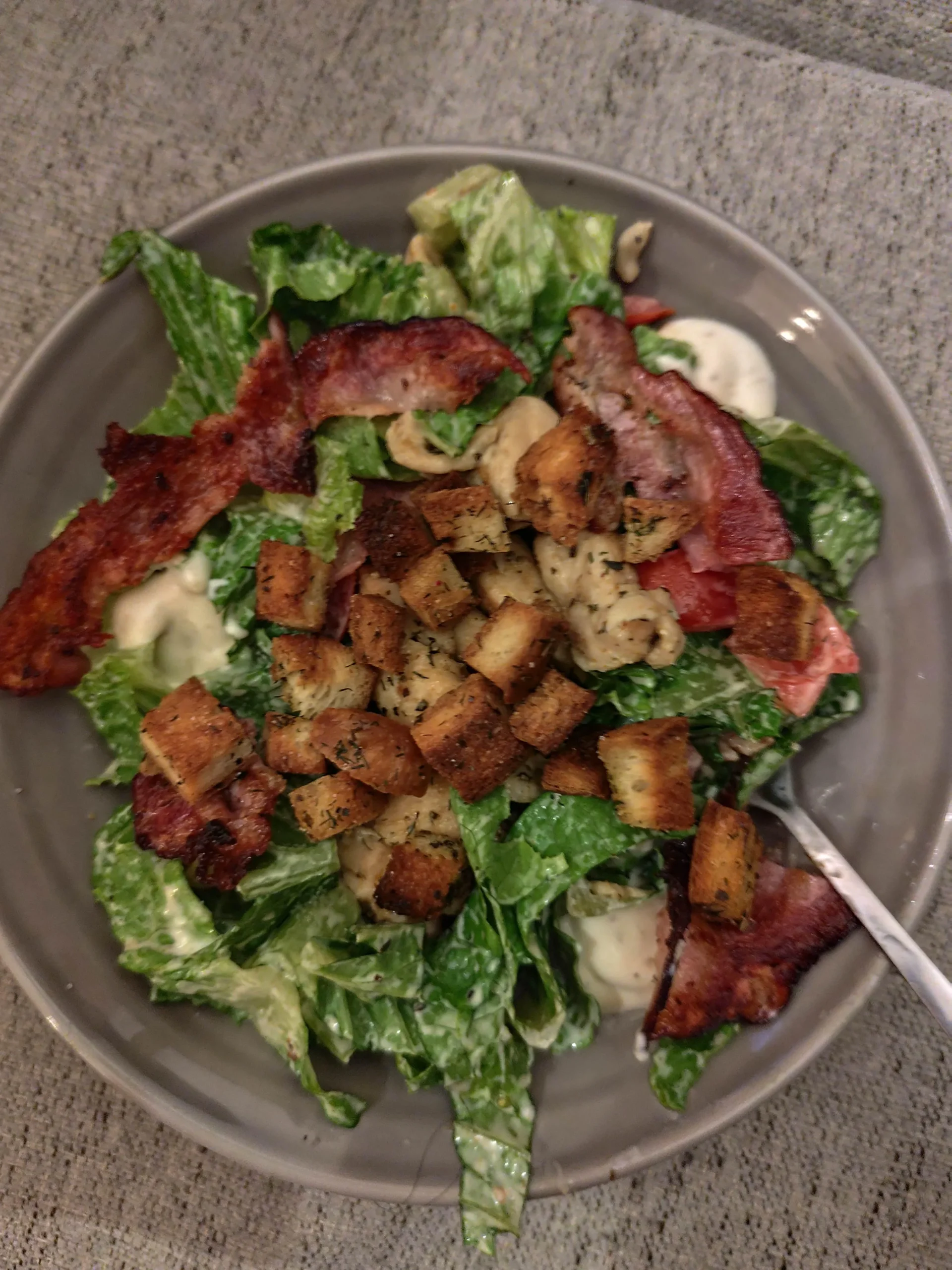 Insalata Caesar: nata in Messico senza acciughe e quell uovo scottato un minuto che regge tutta la salsa