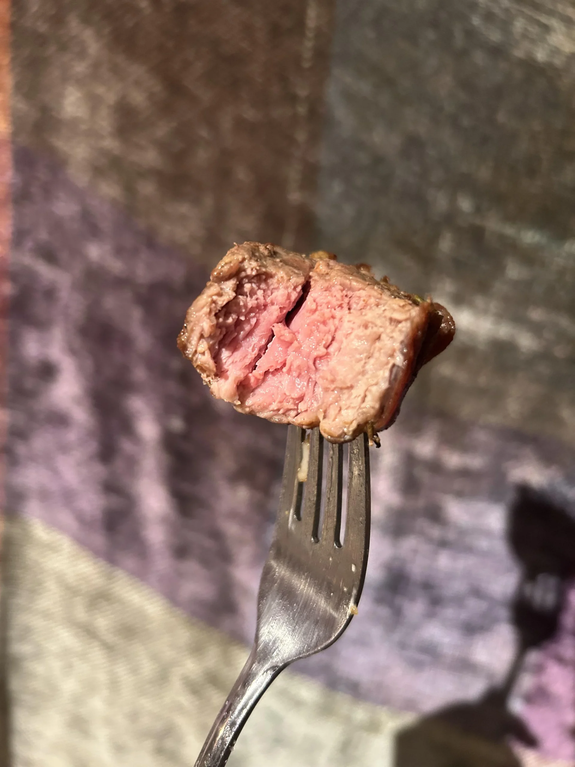 Maiale rosa al centro: si può mangiare? Perché la nonna lo stracuoceva e cosa è cambiato davvero
