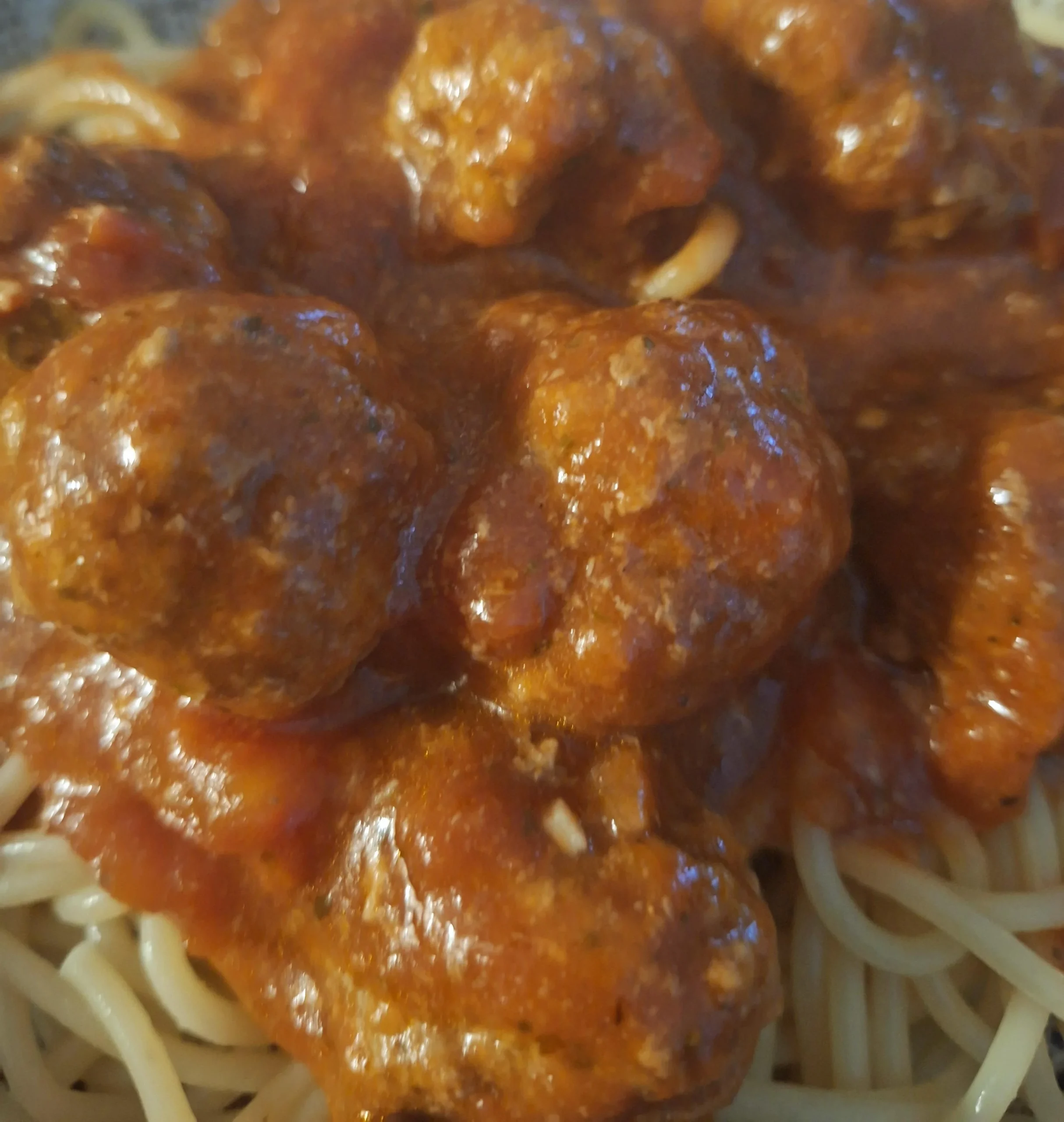 Polpette al sugo morbide: il segreto del pane bagnato nel latte non è risparmiare carne