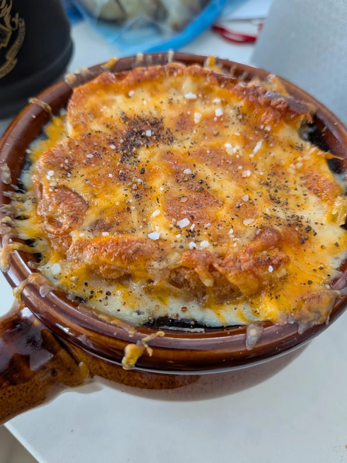 Zuppa di cipolle francese: perché le cipolle vogliono un'ora per caramellare (e le ricette da 10 minuti mentono)